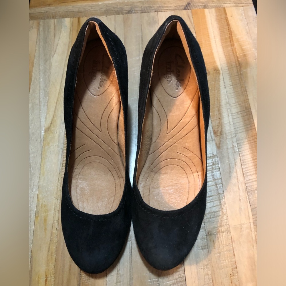 Clarks Black Suede Rounded-Toe Ballet Flats